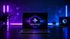 Geöffneter Laptop zeigt das Logo von Gemini 3.8 Flash auf dem Bildschirm in einem blau-lila beleuchteten Raum.