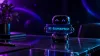 Kleiner Roboter präsentiert auf einem Schreibtisch ein leuchtendes Schild mit dem Schriftzug KI-Sichtbarkeit