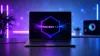Ein Laptop auf einem Schreibtisch zeigt das leuchtende violett-blaue Logo von Metas Agentenmodell Muse Spark 1.3.