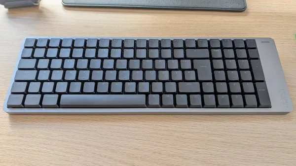 Lofree Flow 2, schwarze Tastatur auf Schreibtisch